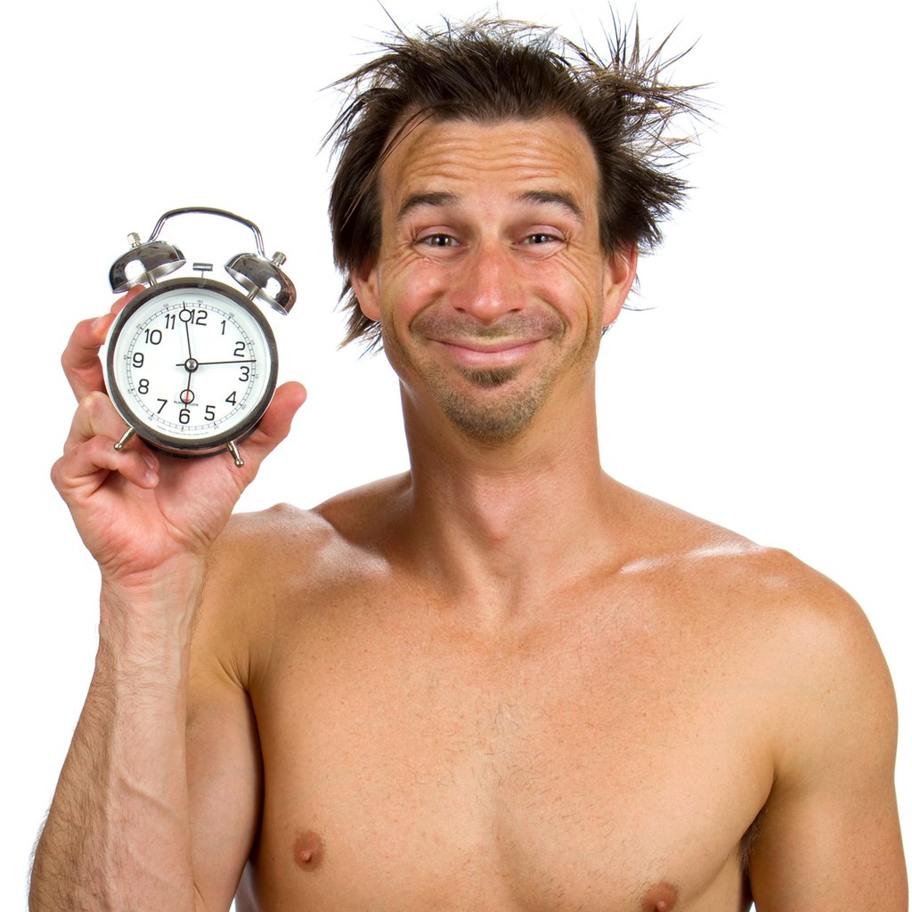 Hombre con reloj recién despertado