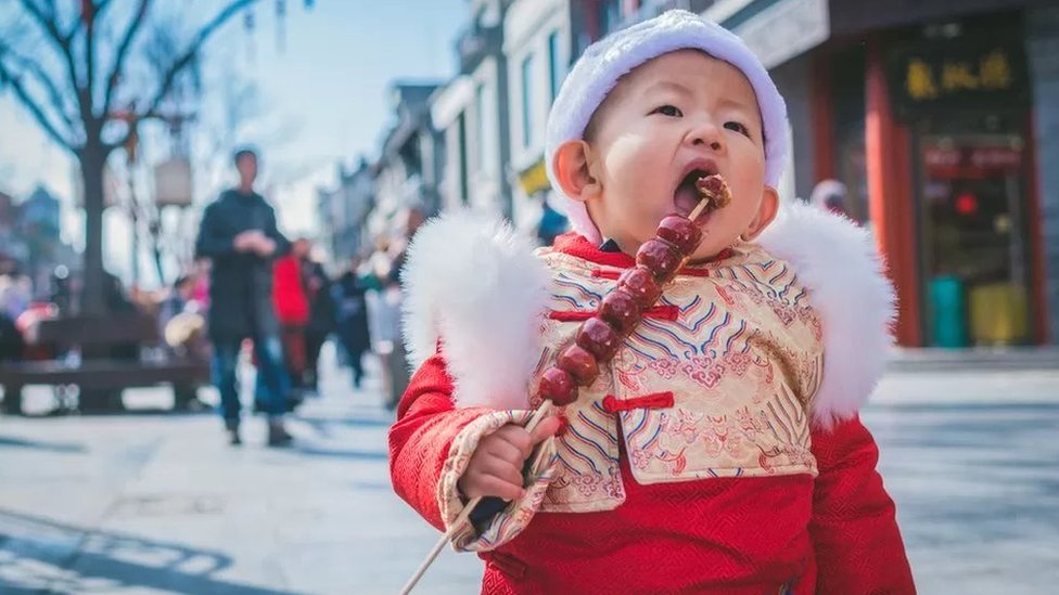 Niño en la calle en China