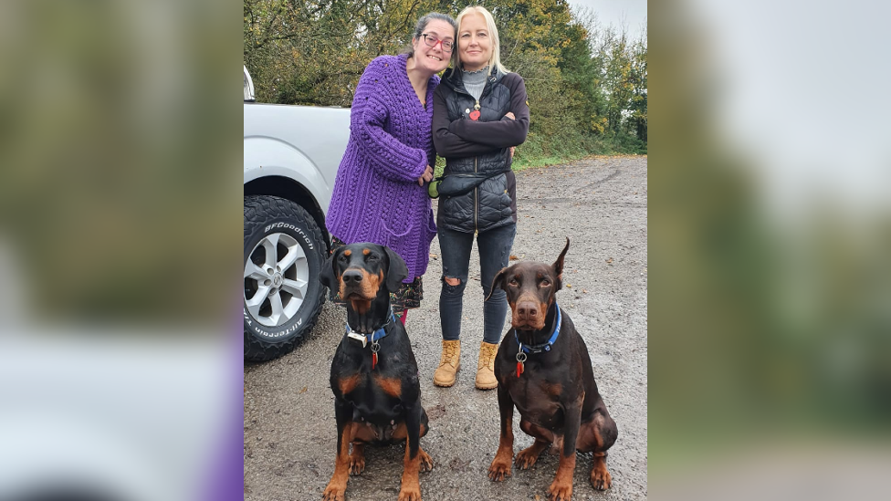 Katie y Lucy con los perros