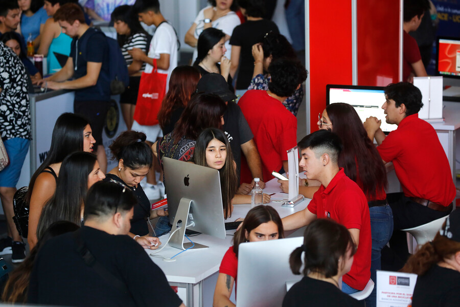 Estudiantes de educación superior en una feria universitaria.