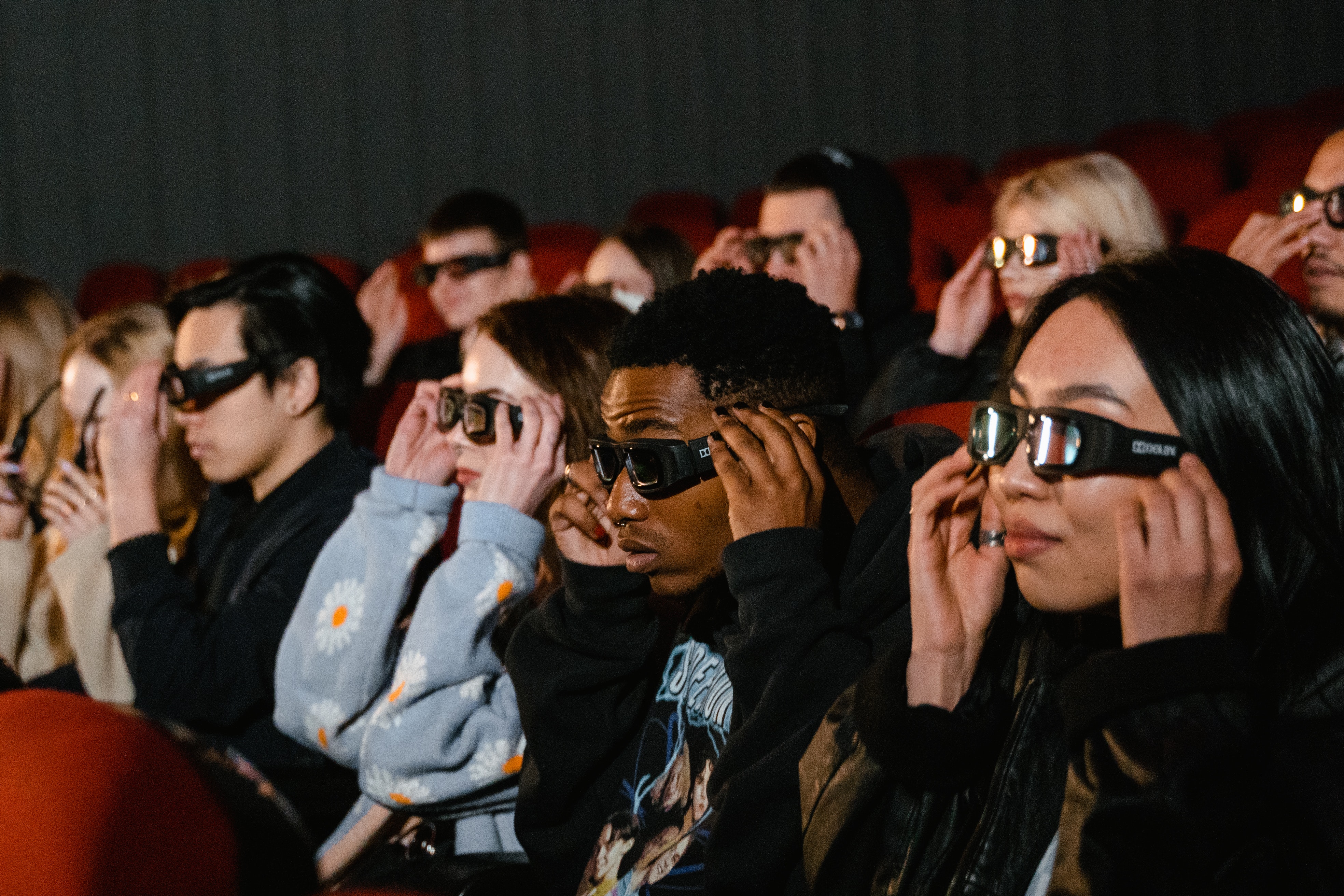 Personas con lentes 3D en sala de cine