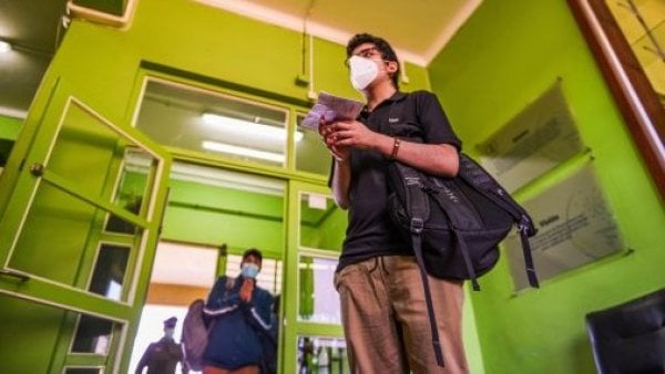 Estudiantes en una feria de educación superior.