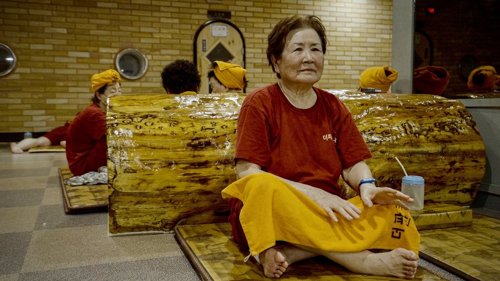 Hong In-su en un sauna.