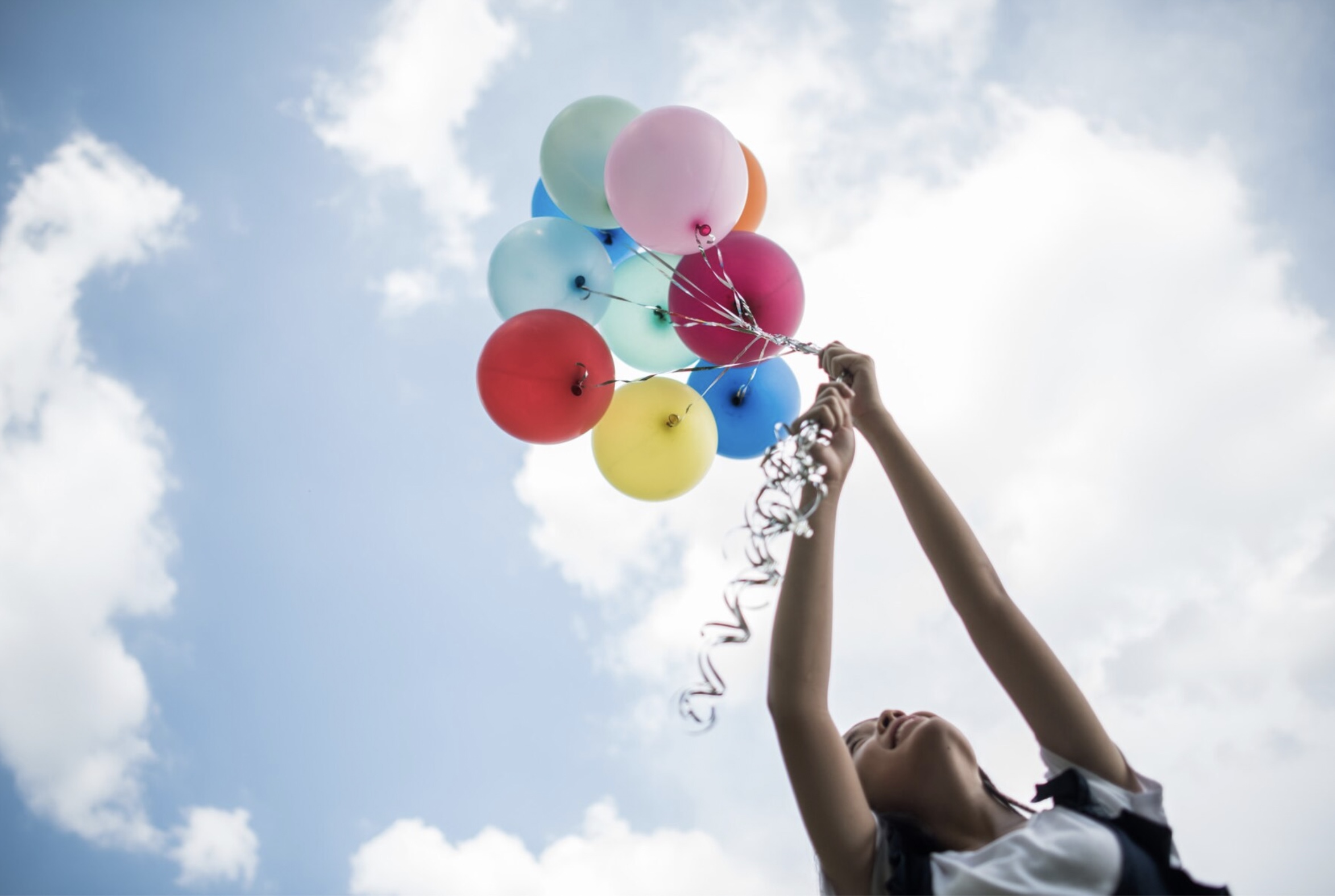 Niña con un globo. Día del Niño 2024.