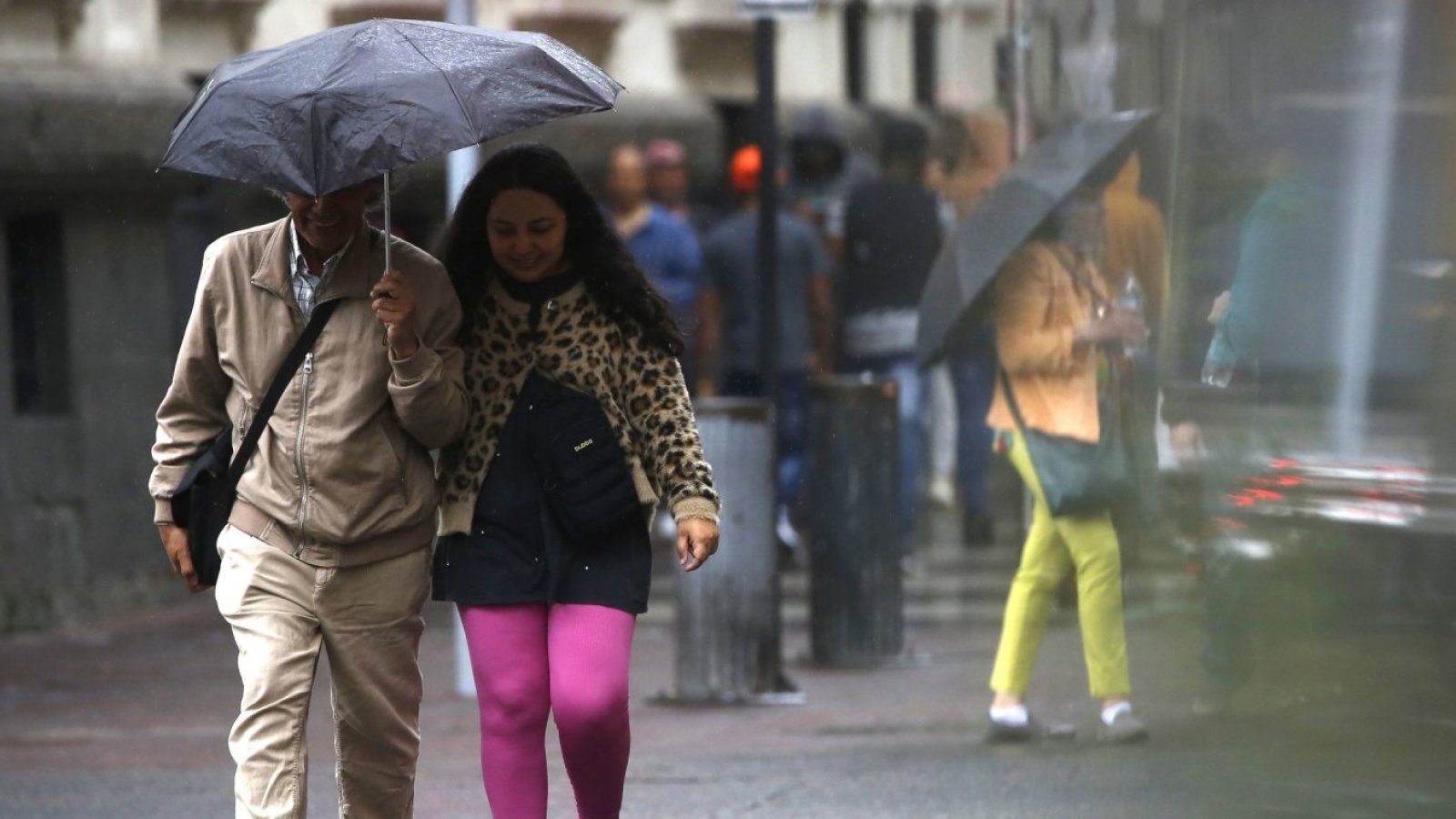 Personas bajo un paraguas
