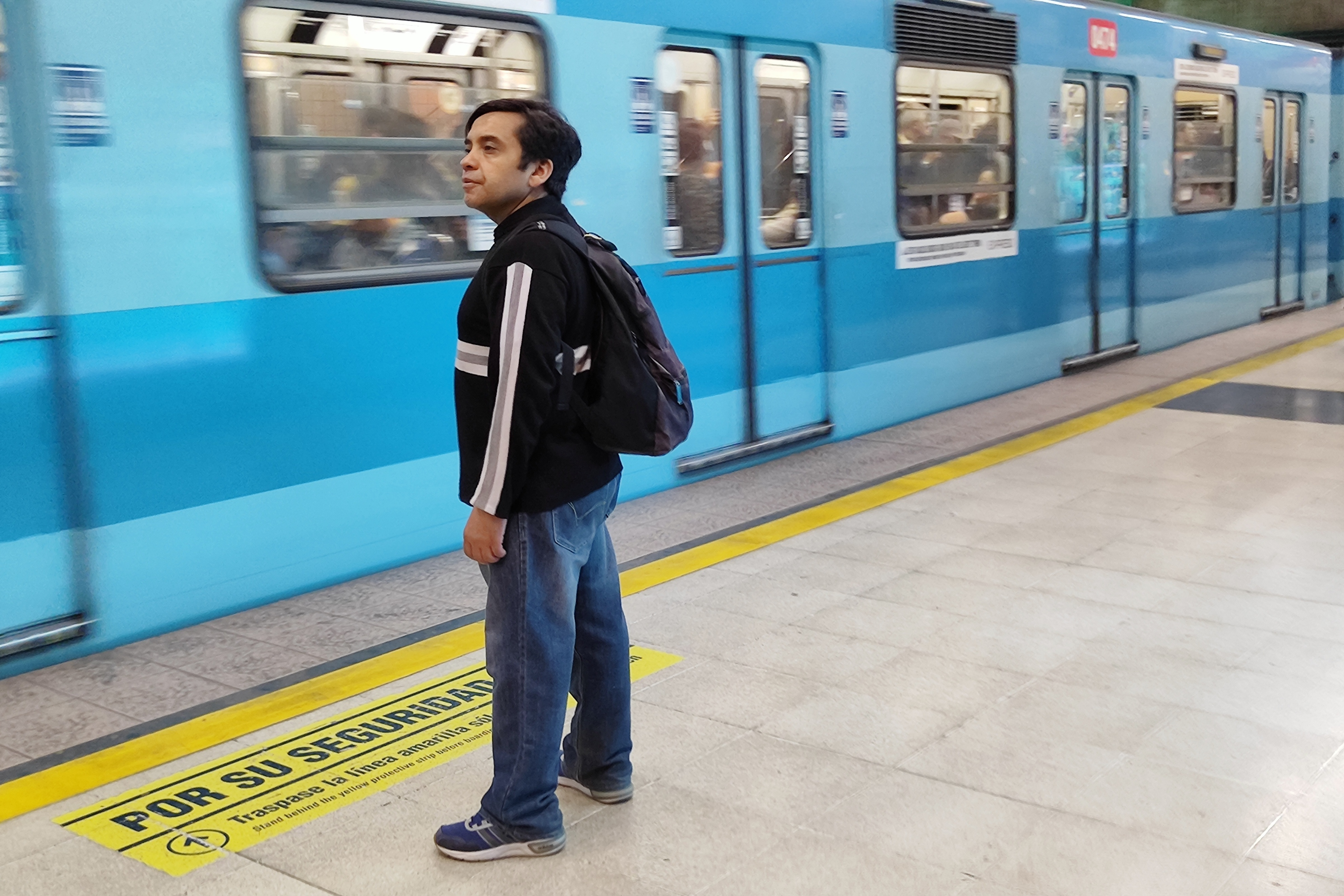 Persona esperando metro de santiago en línea 2.