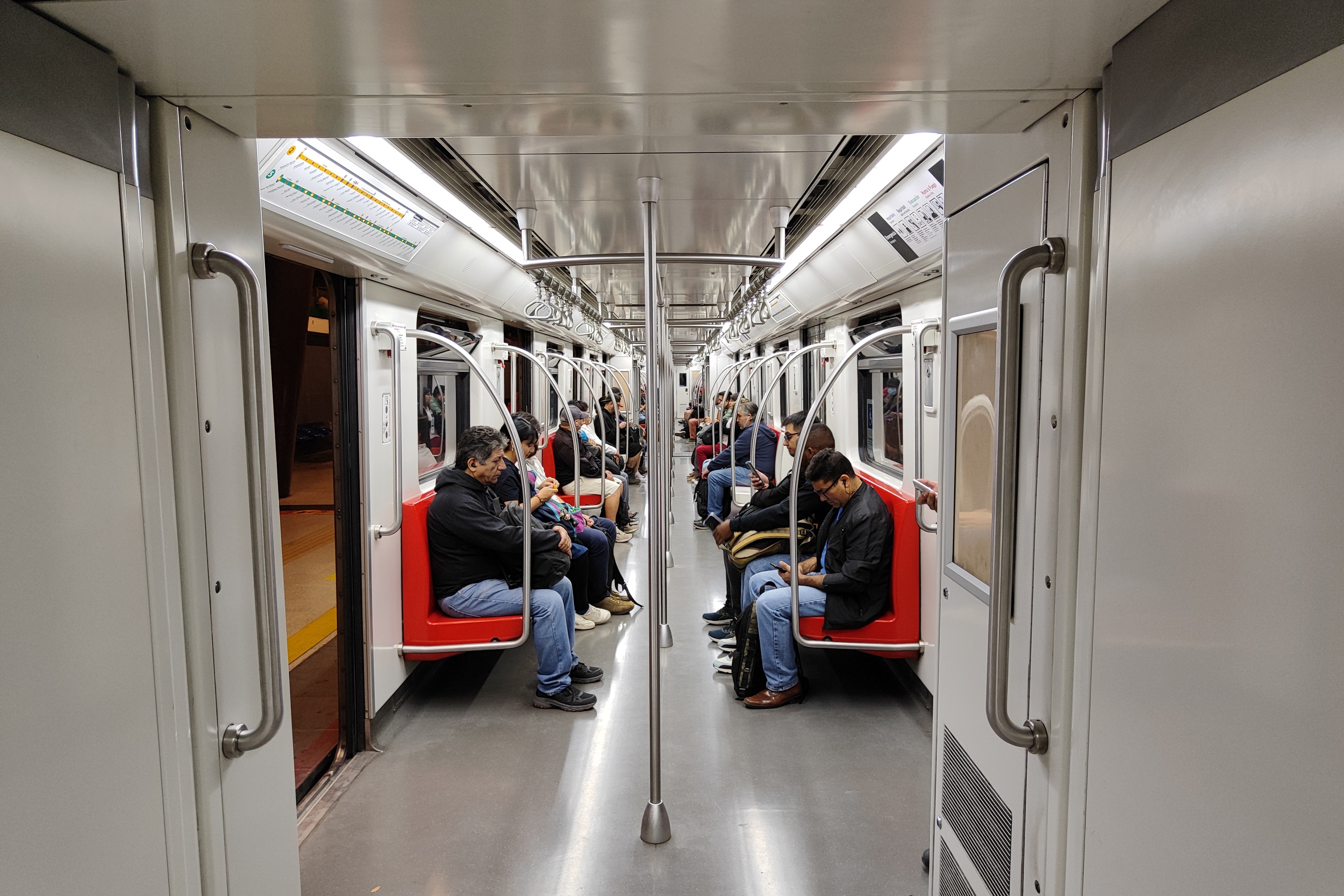 Interior de vagón del Metro de Santiago.