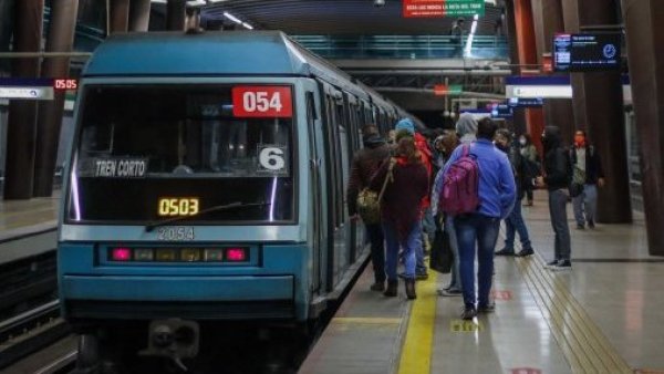 Personas ingresando al Metro de Santiago.