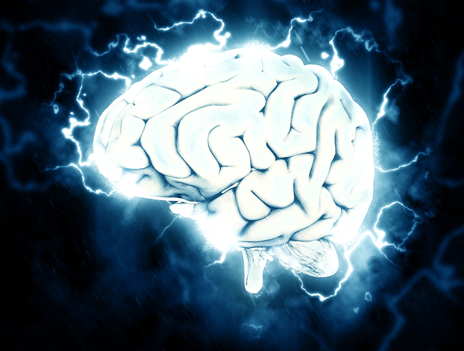 Cerebro envuelto en electricidad.