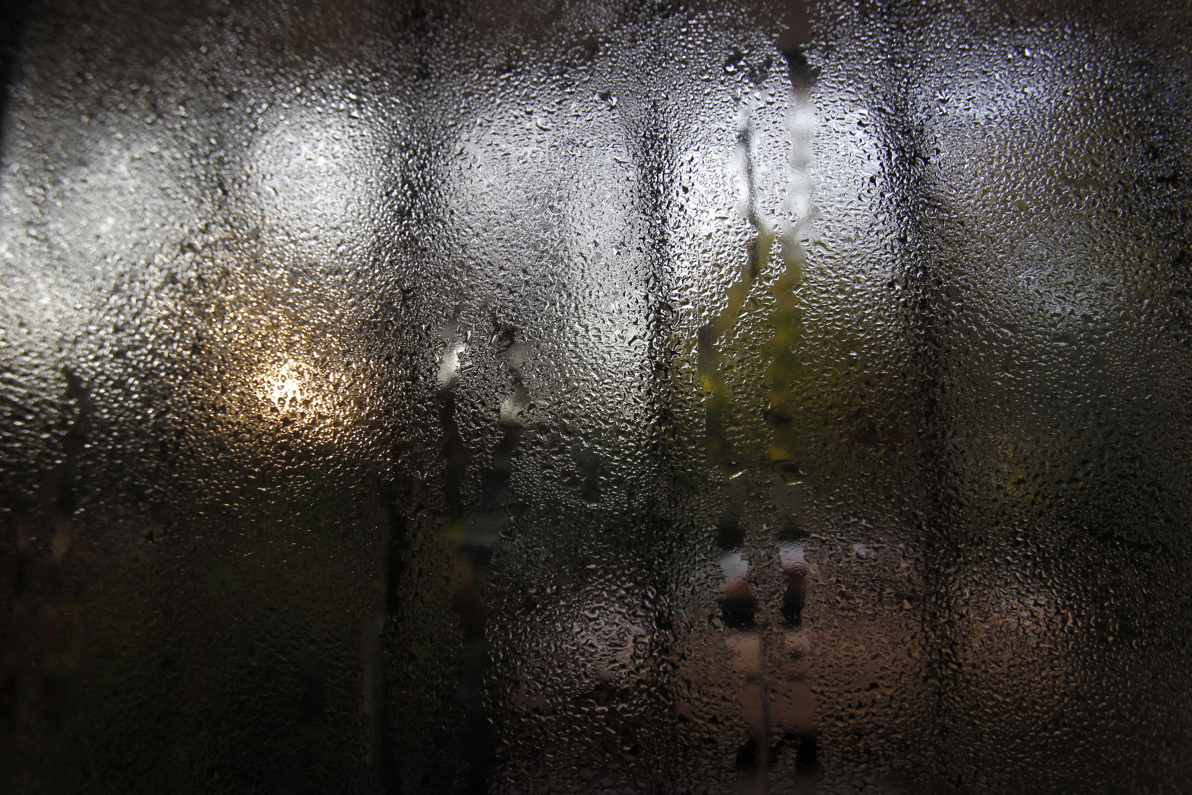 Ventana empañada y mojada por la lluvia