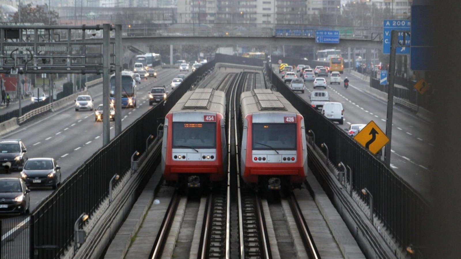 Dos trenes del Metro de Santiago en recorrido