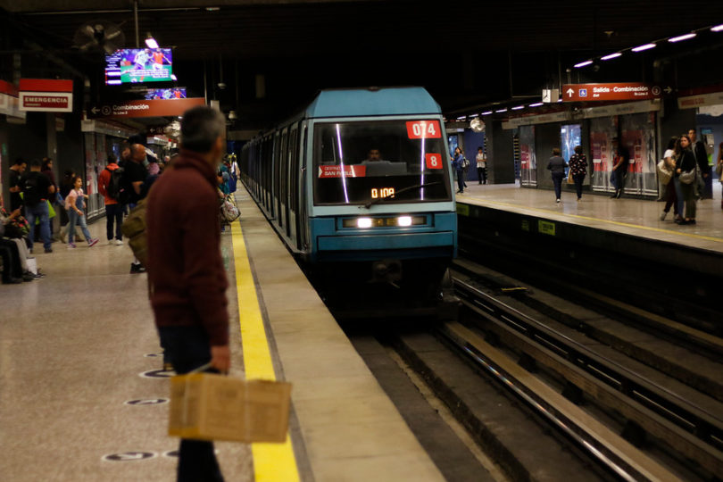 Persona esperando el Metro de Santiago en la línea 5