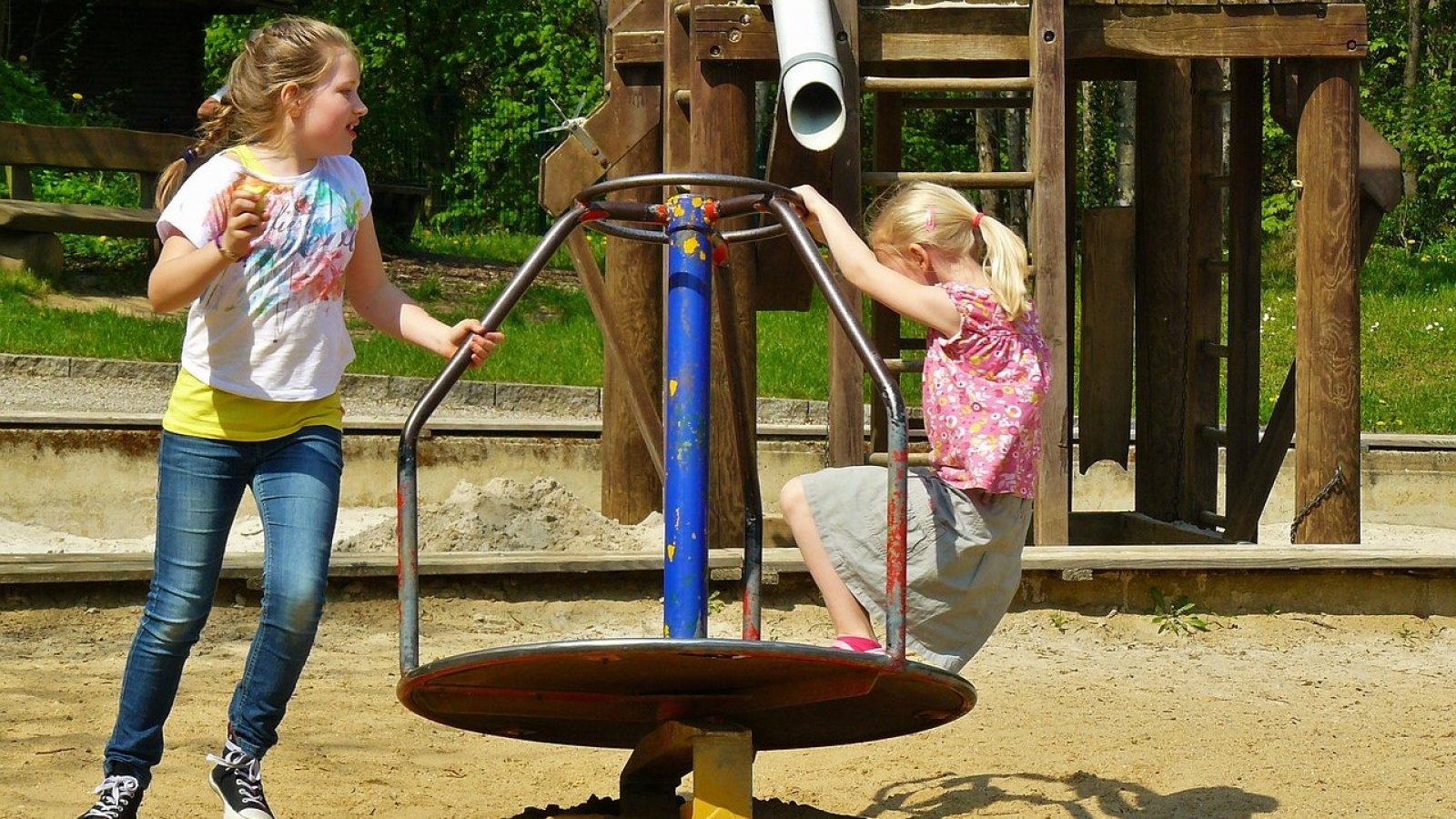 Dos niñas jugando en una plaza