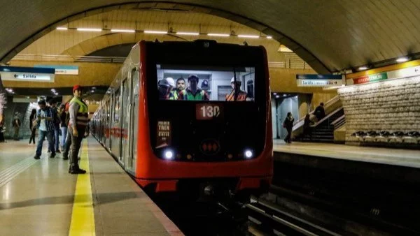 Tren de Metro de Santiago llegando a estación de Línea 4A