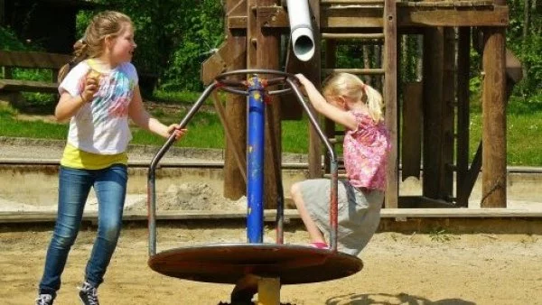 Dos niñas jugando en una plaza