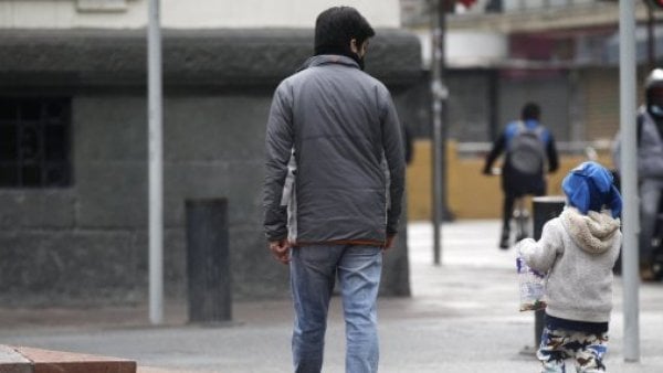 Padre e hijo caminando juntos por la calle