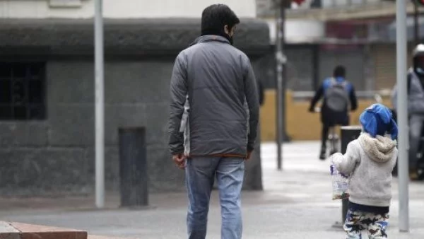Padre e hijo caminando juntos por la calle