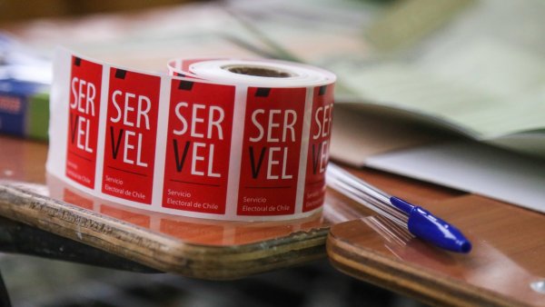 Sticker del Servel en una mesa de votación.
