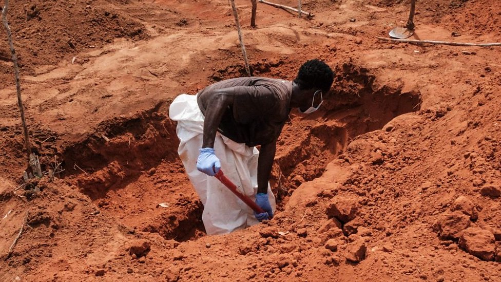 Excavando una fosa común en Kenia