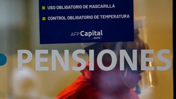 Persona detrás de mampara de sucursal AFP
