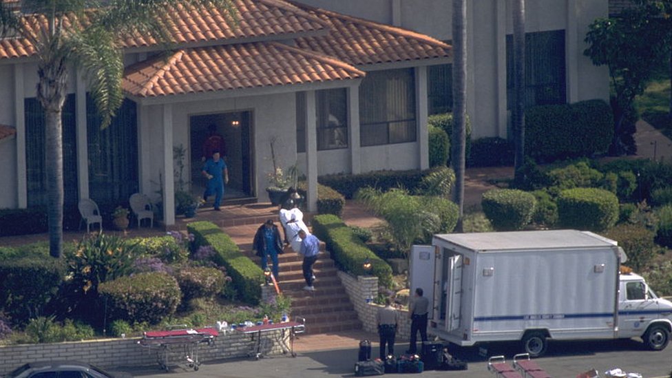 Forenses sacan un cuerpo en una sábana de la mansión en Rancho Santa Fe, donde se suicido la secta de Heaven's Gate