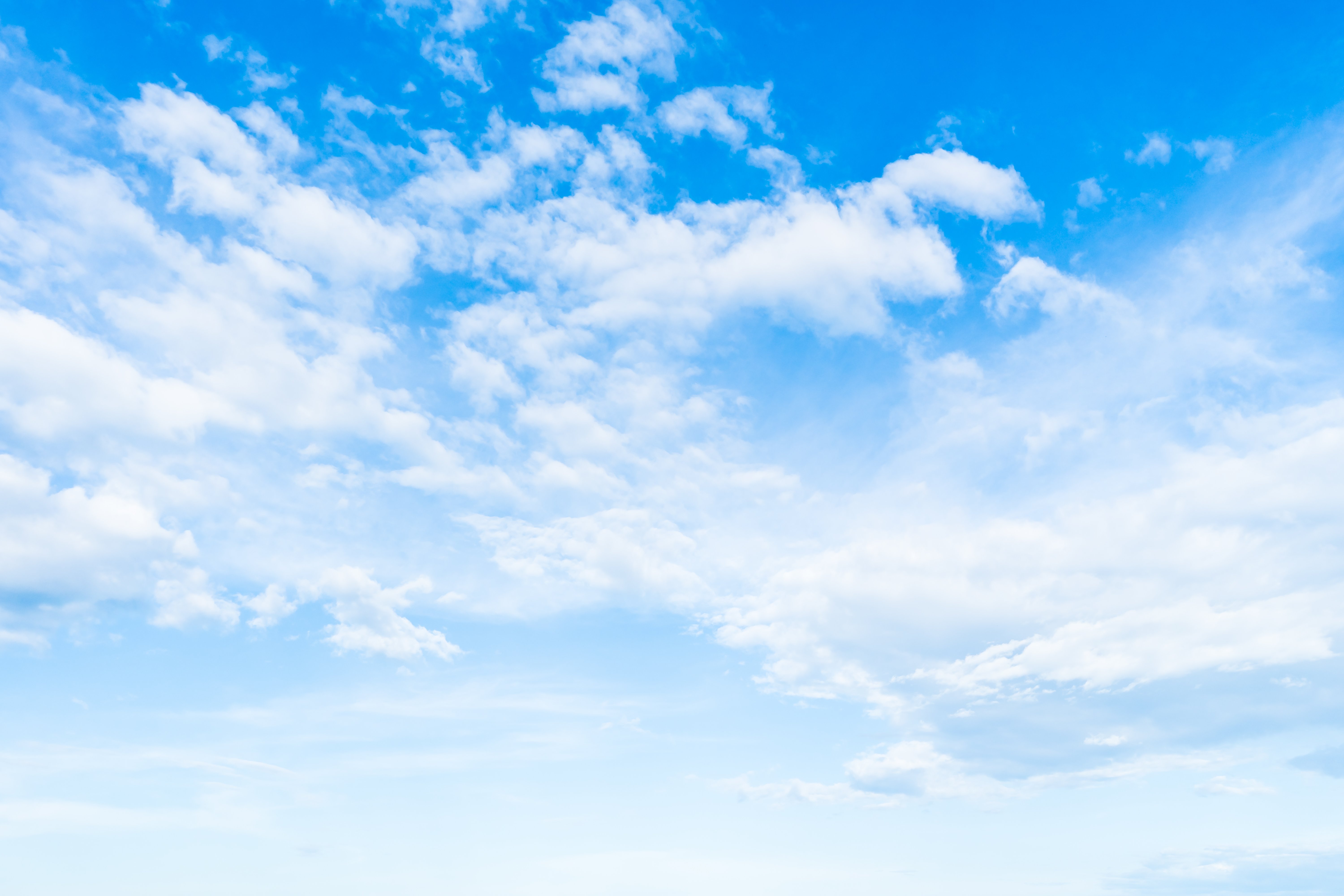 Cielo azul con nubes blancas