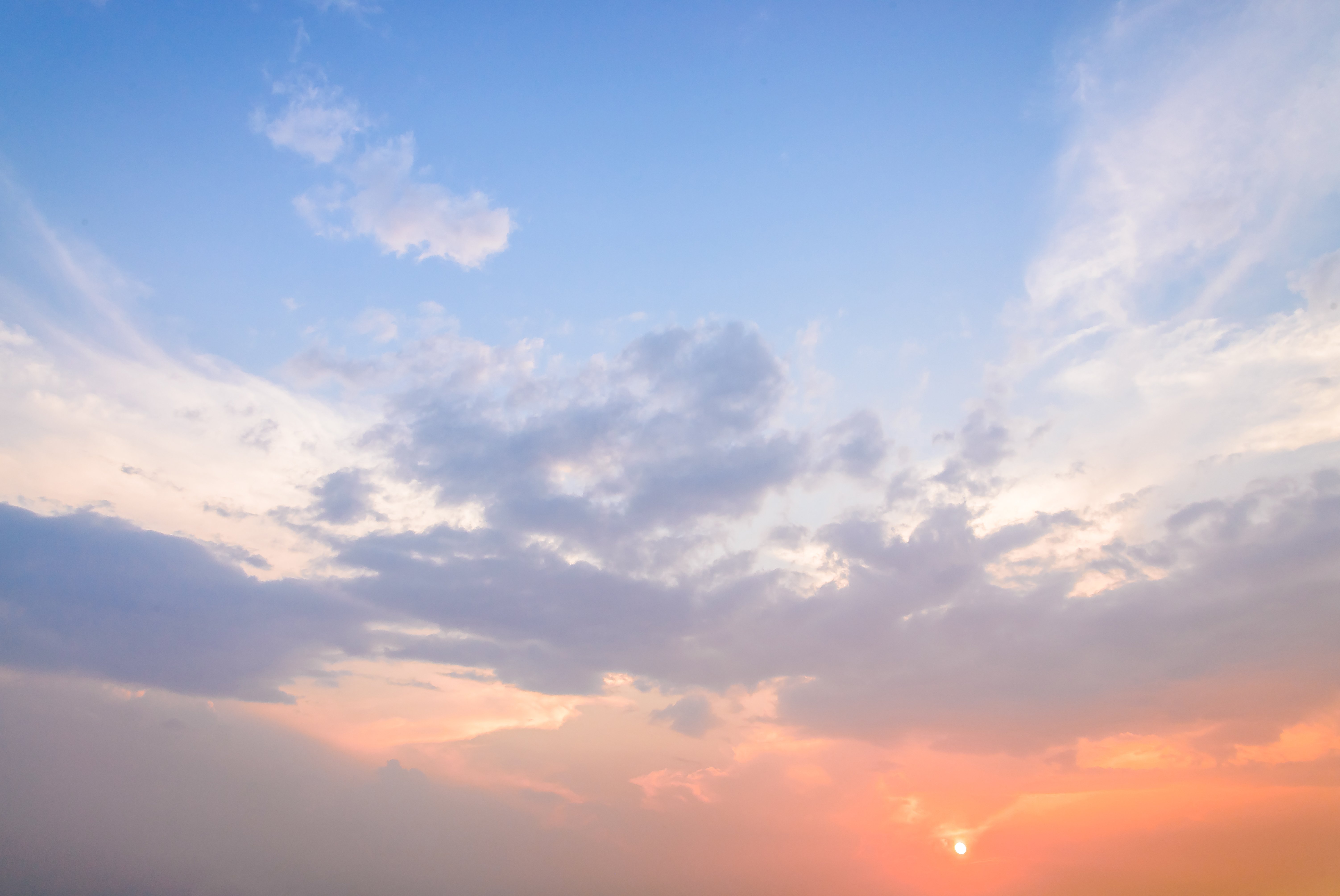 Cambios de colores en el cielo por atardecer