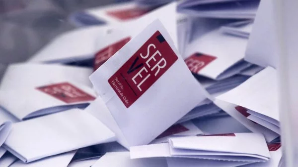 Voto electoral con el sticker del Servel