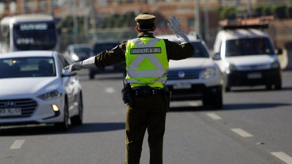 Carabinero monitoreando el tránsito en carretera.