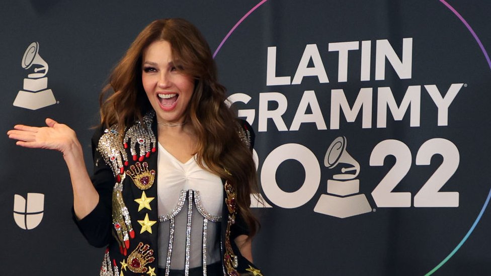 Thalía frente a un cartel de los Latin Grammy