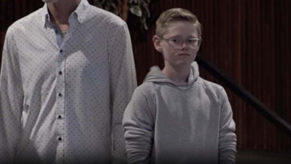 Dillon al lado de un adulto