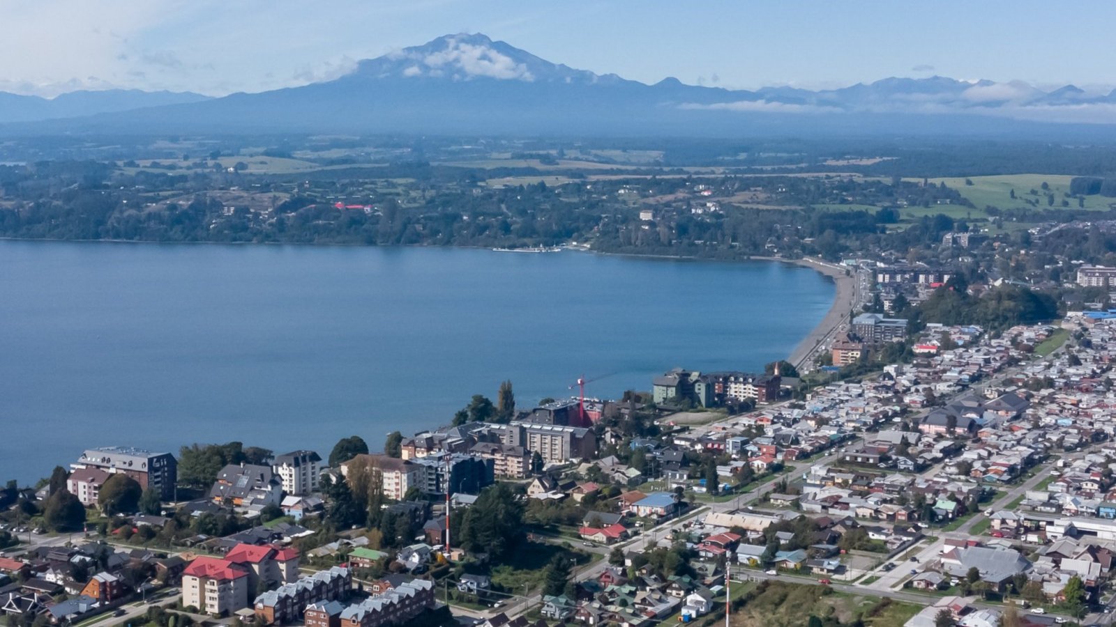 Imagen aérea de Puerto Varas y el Lago Llanquihue.