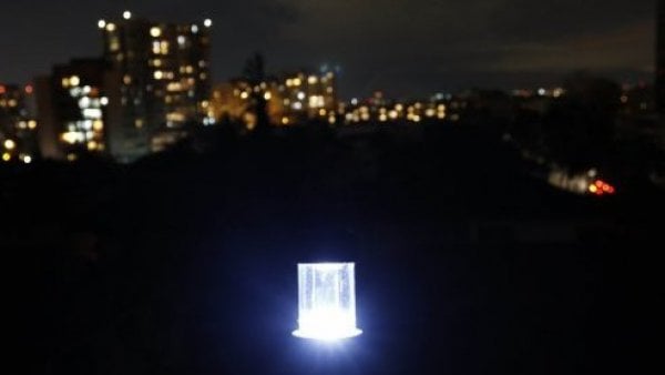 Ampolleta encendida en medio de un corte de luz.