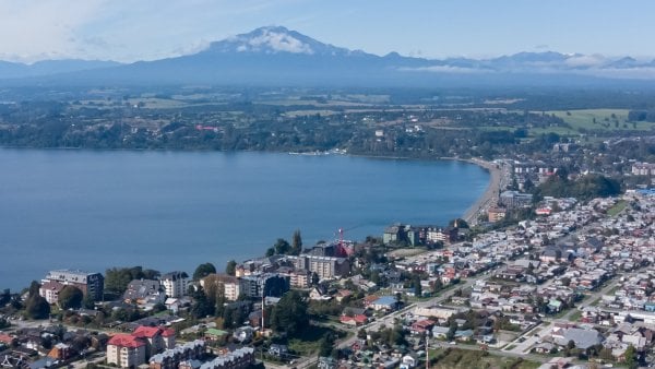 Imagen aérea de Puerto Varas y el Lago Llanquihue.