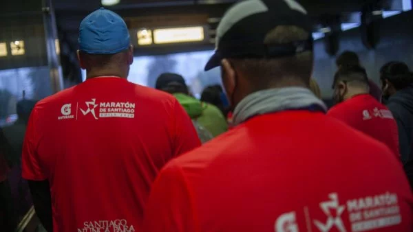 Personas de espalda con la polera de la Maratón de Santiago.