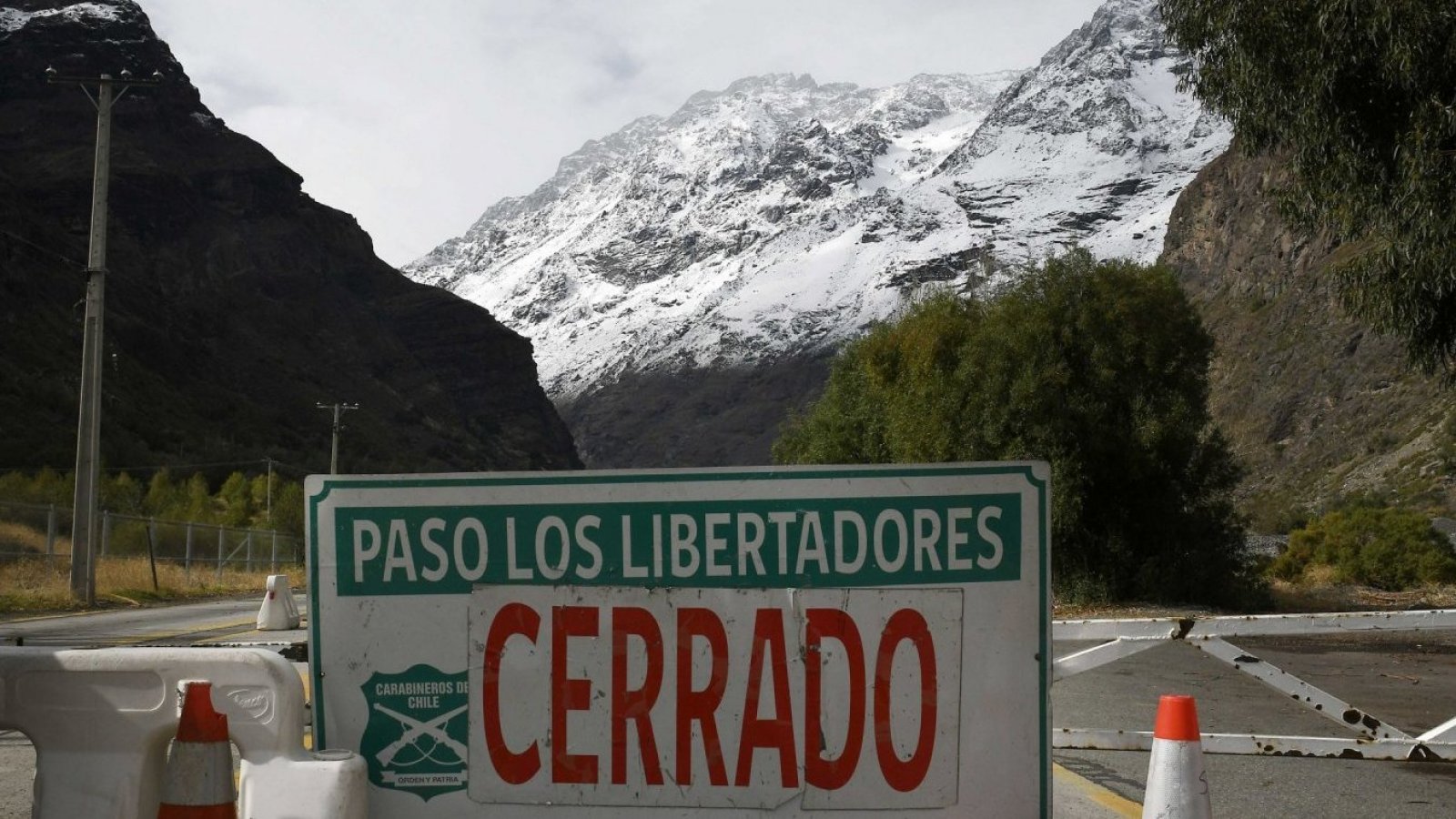 Cartel de cerrado en Paso Los Libertadores.