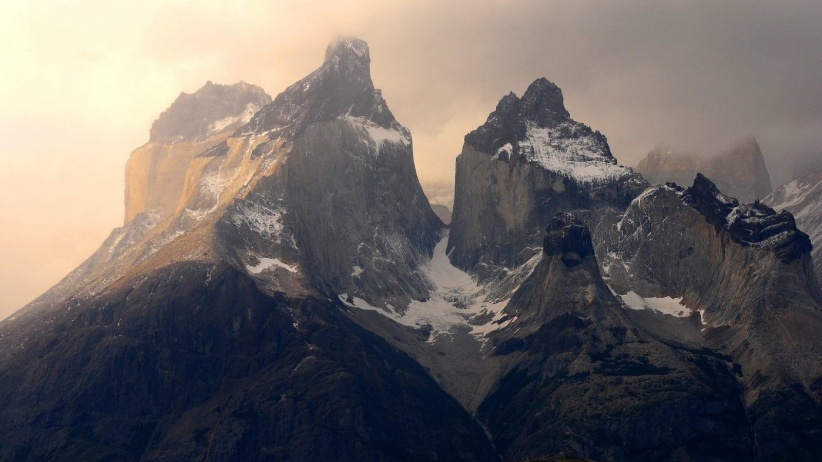 Mirada a Torres del Paine en la región de Magallanes.