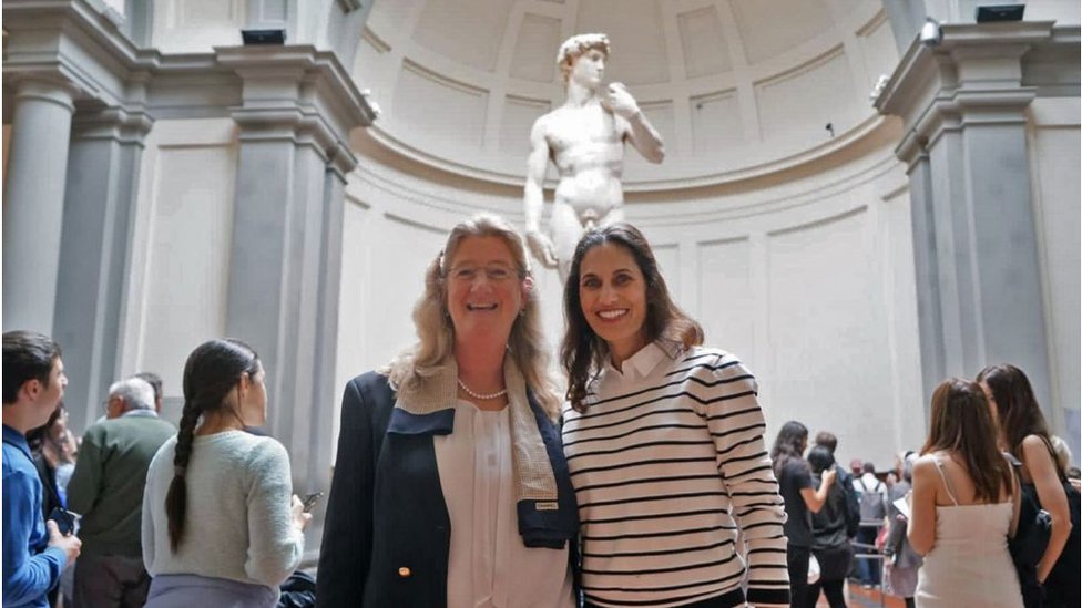 Hope Carrasquilla (derecha) llegó a Florencia el viernes y se fue directa al museo.