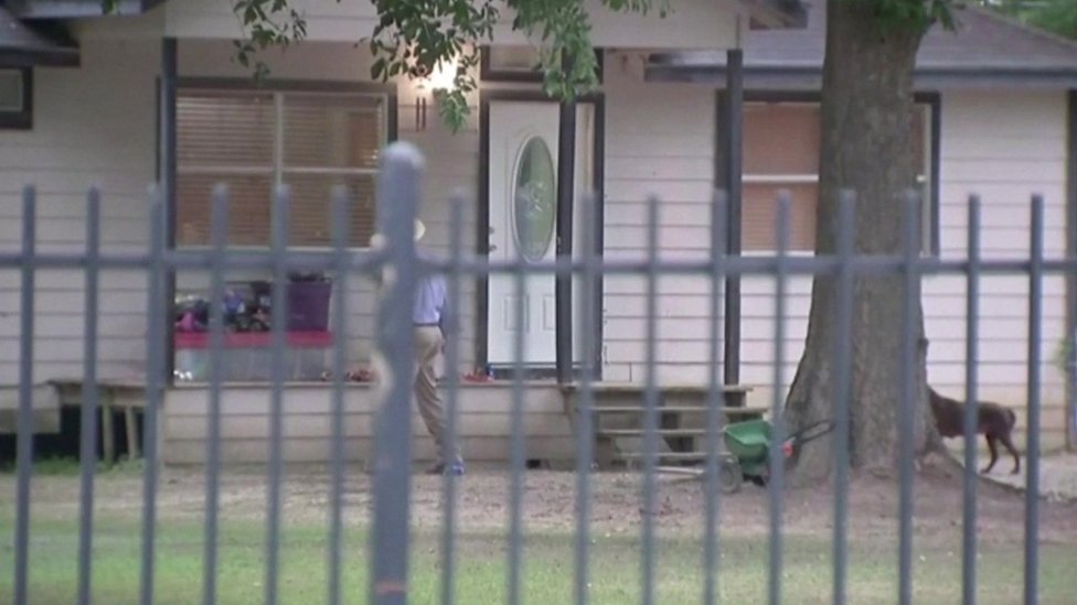 Frente de la casa en Cleveland, Texas, donde ocurrió el tiroteo el 29 de abril