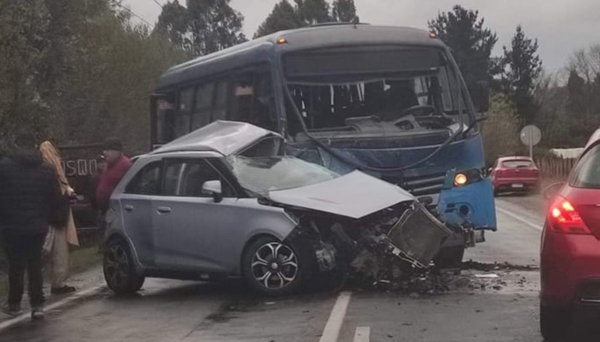 Un muerto deja choque frontal entre un bus y un auto en Vilcún | 24horas