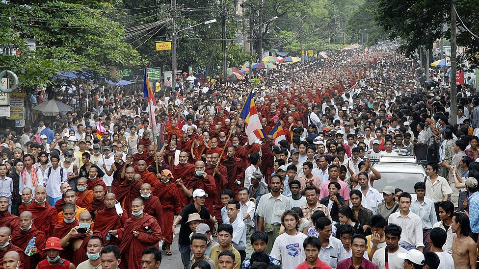 Monjes y ciudadanos de a pie salieron a protestar masivamente en septiembre de 2007 en Myanmar