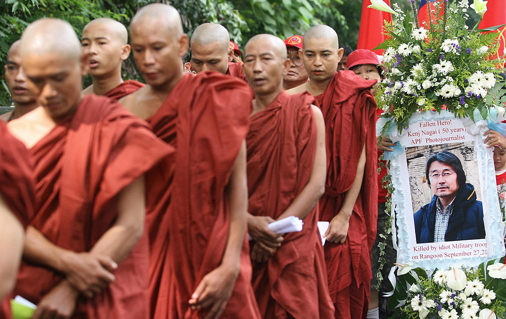Homenaje de monjes budistas birmanos a Nagai tras su asesinato
