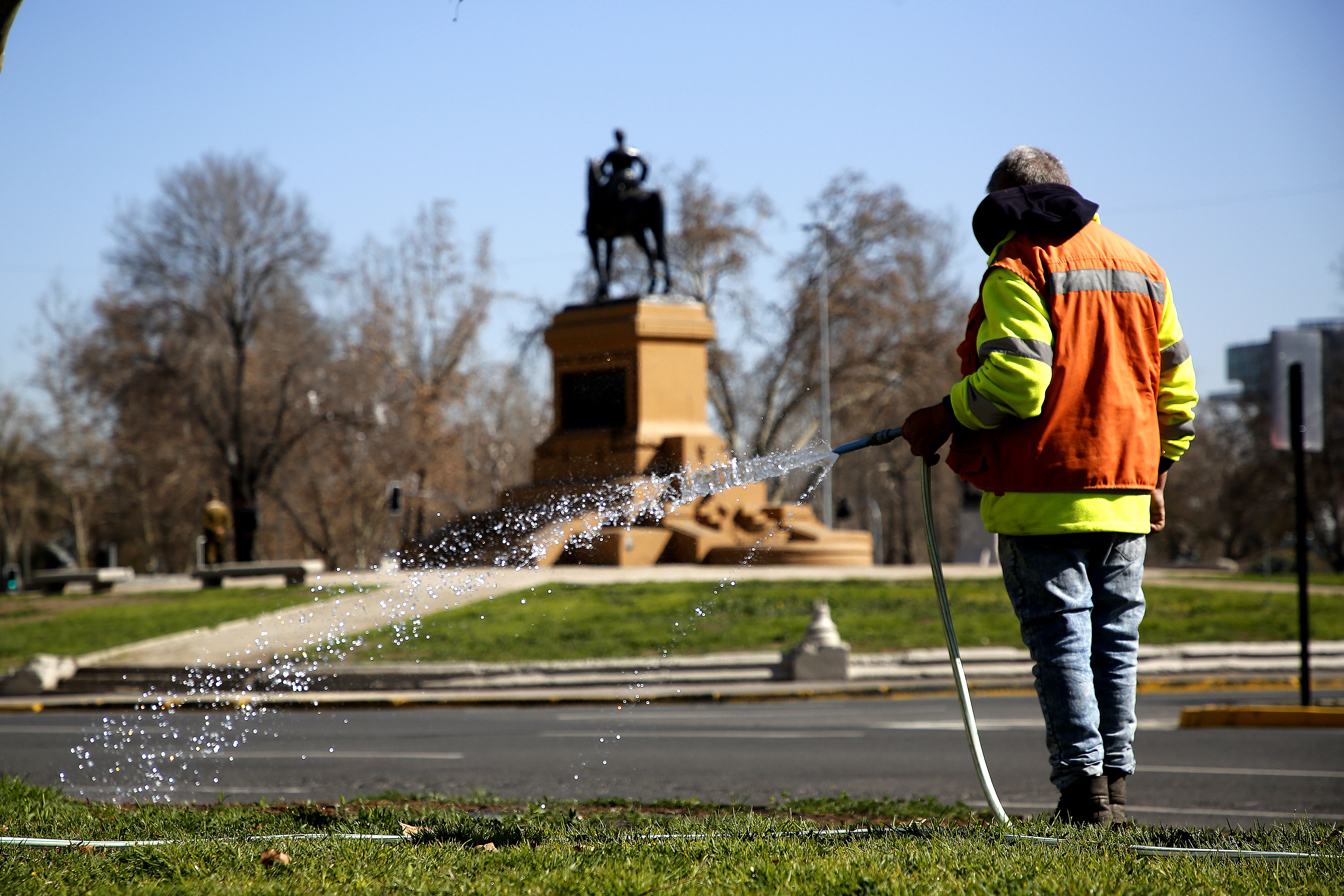 Trabajador regando en plaza del centro de Santiago