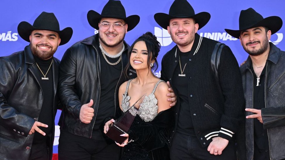 Grupo Frontera con Becky G.
