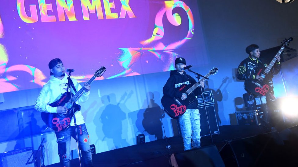 Yaritzha y su grupo tocando en un evento