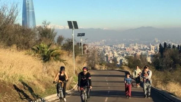 Personas paseando en un cerro del Parque Metropolitano