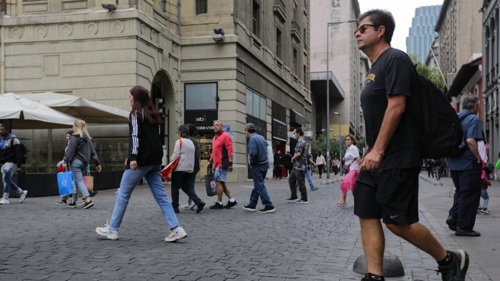 Personas caminando en día nublado