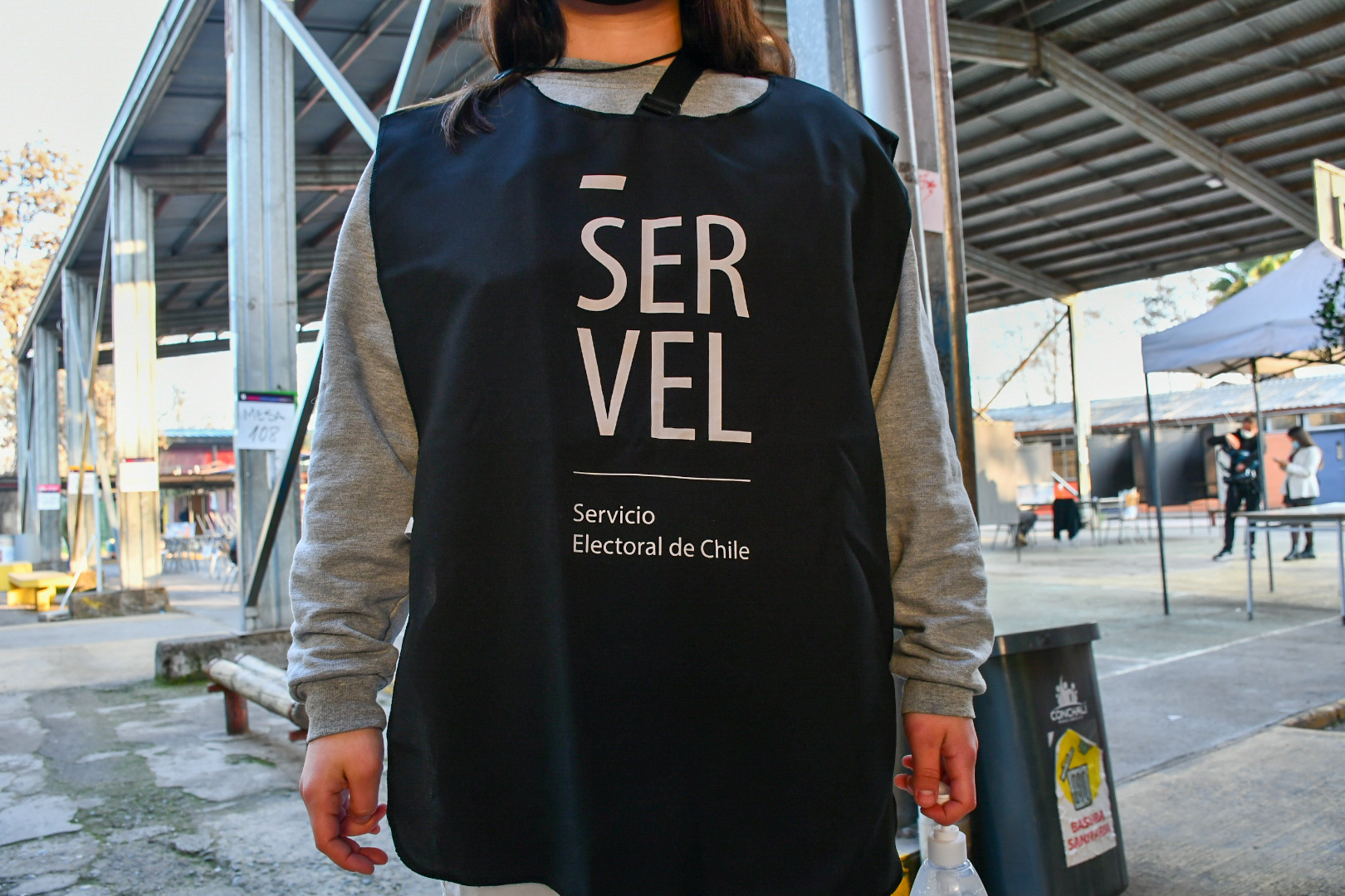 Joven con polera del Servel en elecciones.