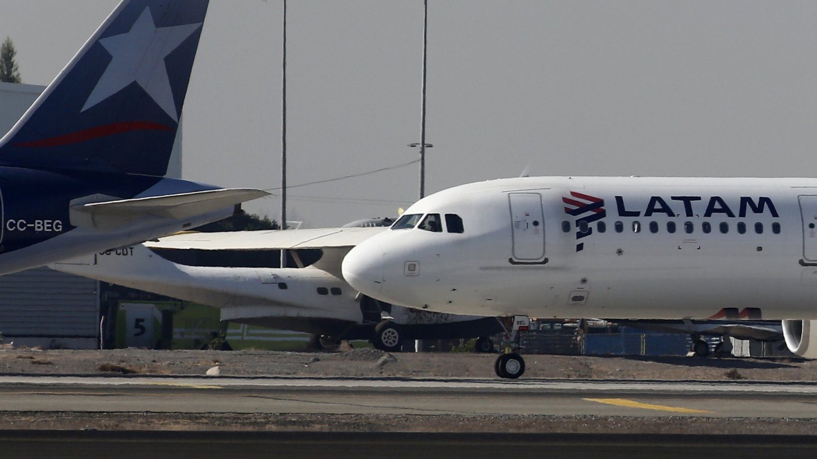 Avión de LATAM Airlines estacionado.