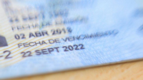 Foto de un carnet de identidad vencido.